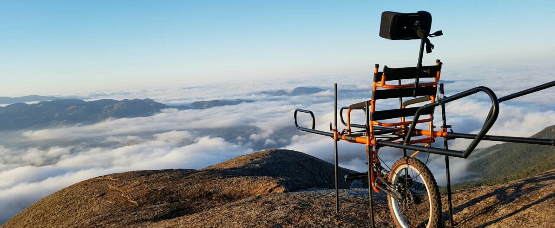 Pessoa com deficiência física desfrutando de uma vista incrível da natureza com a Cadeira Julietti